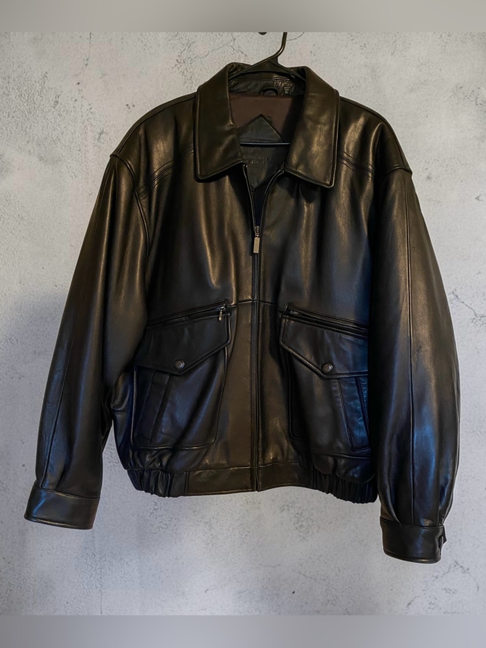 Roundtree & Yorke Men’s Black Leather Bomber Jacket - Zip-Front Design Size XL